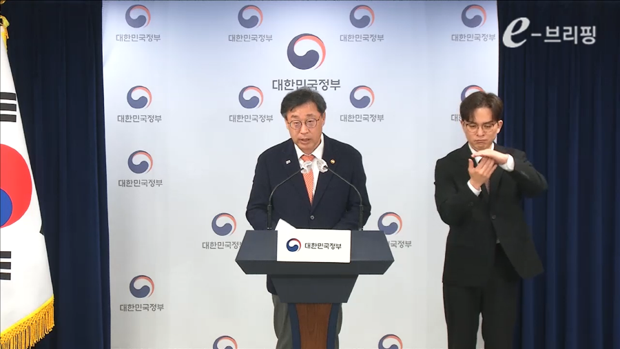 박윤규 과기정통부 제2차관이 2일 정부서울청사에서 디지털 분야 해외진출 및 수출 활성화 전략에 대해 브리핑하고 있다. [사진=E브리핑]