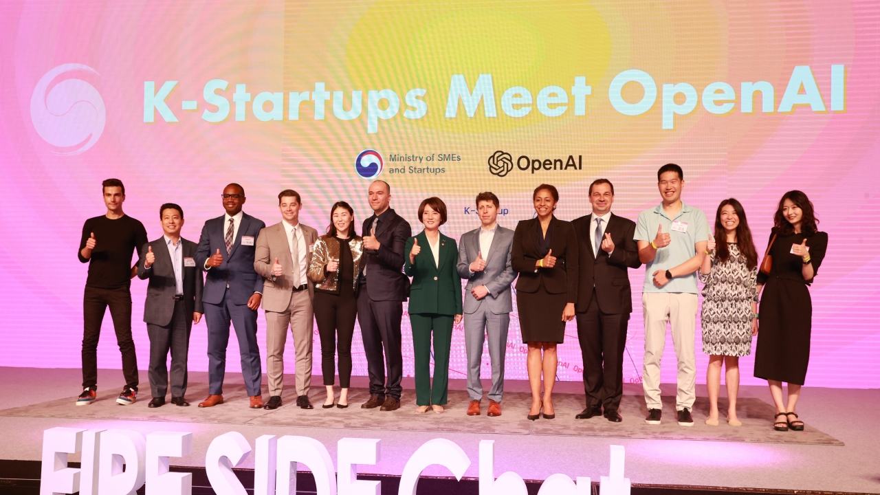 9일 서울 여의도 63스퀘어에서 진행된 오픈AI와 국내 스타트업 간 간담회에서 참석자들이 기념촬영을 했다. [사진=중소벤처기업부]