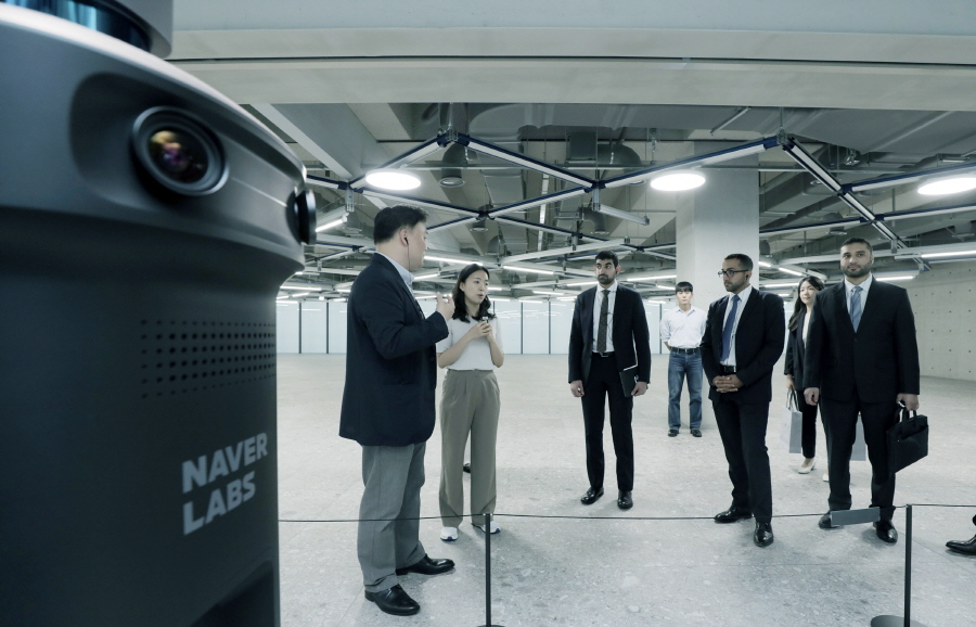 12일 경기도 성남시 네이버 1784를 방문해 네이버의 첨단 기술 테크 컨버전스 사례를 체험 중인 셰이크 사우드 술탄 빈 모하메드 알 카시미 왕자 등 샤르자 왕실 고위대표단 일행. 사우드 왕자 외에도 압둘라 나키(Abdulla Naqi) 샤르자디지털청 이사, 파힘 빈 술탄 빈 칼리드 알 카시미(Fahim Bin Sultan Bin Khalid Al Qasimi) 샤르자 정부관계부(Sharjah DGR) 집행위원장 등 주요 관계자들이 함께 했다. 네이버에서는 채선주 네이버 대외・ESG 정책 대표, 석상옥 네이버랩스 대표, 김유원 네이버클라우드 대표, 하정우 네이버클라우드 AI이노베이션 센터장 등이 참석했다. [사진=네이버]