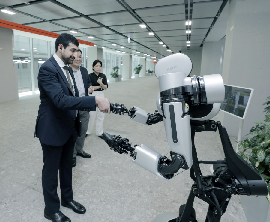 12일 경기도 성남시 네이버 1784를 방문해 네이버의 첨단 기술 테크 컨버전스 사례를 체험 중인 셰이크 사우드 술탄 빈 모하메드 알 카시미 왕자 등 샤르자 왕실 고위대표단 일행. 사우드 왕자 외에도 압둘라 나키(Abdulla Naqi) 샤르자디지털청 이사, 파힘 빈 술탄 빈 칼리드 알 카시미(Fahim Bin Sultan Bin Khalid Al Qasimi) 샤르자 정부관계부(Sharjah DGR) 집행위원장 등 주요 관계자들이 함께 했다. 네이버에서는 채선주 네이버 대외・ESG 정책 대표, 석상옥 네이버랩스 대표, 김유원 네이버클라우드 대표, 하정우 네이버클라우드 AI이노베이션 센터장 등이 참석했다. [사진=네이버]