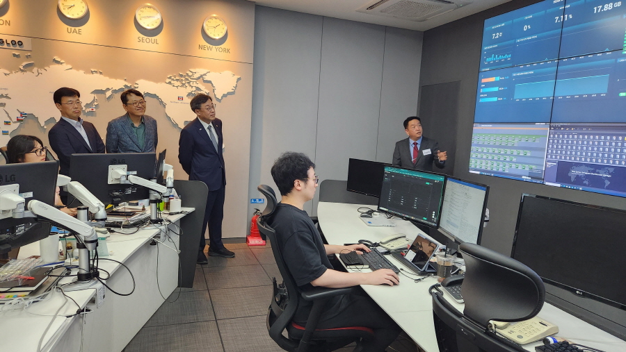 박윤규 과학기술정보통신부 제2차관이 13일 서울 송파구 이글루코퍼레이션에서 열린 '생성형AI 보안 위협 대응방안 토론회' 에서 AI를 활용한 보안 관제 설명을 듣고 있다. [사진=과기정통부]