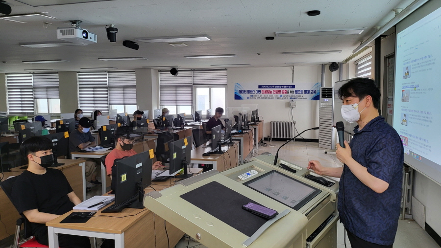 군산대학교 ‘ICT특성화취업연계형사업단’이 AI 기술 전문기업 씽크포비엘과 함께 ‘데이터 밸런스’ 기반 AI 신뢰성 검증을 위한 테스트 설계 교육을 시행한다고 19일 밝혔다. 사진은 지난 2022년 군산대에서 이뤄진 교육 현장 모습. [사진=씽크포비엘]