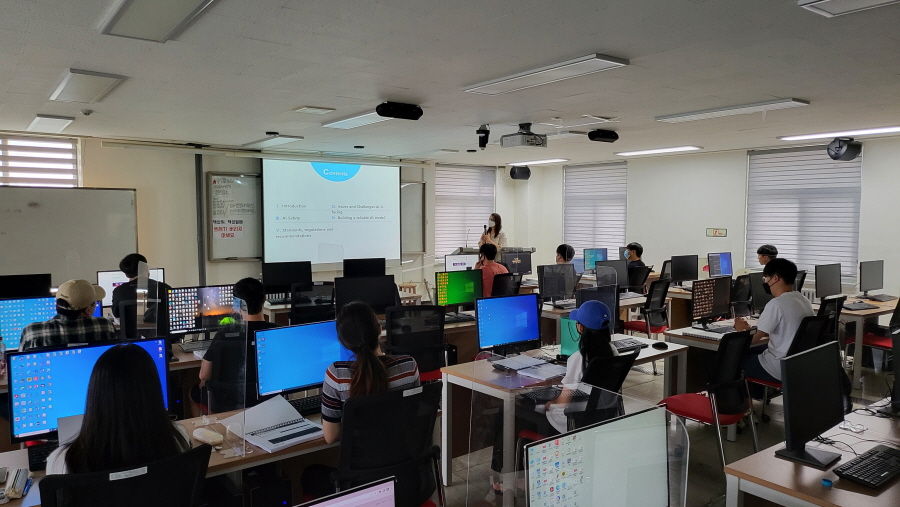 군산대학교 ‘ICT특성화취업연계형사업단’이 AI 기술 전문기업 씽크포비엘과 함께 ‘데이터 밸런스’ 기반 AI 신뢰성 검증을 위한 테스트 설계 교육을 시행한다고 19일 밝혔다. 사진은 지난 2022년 군산대에서 이뤄진 교육 현장 모습. [사진=씽크포비엘]