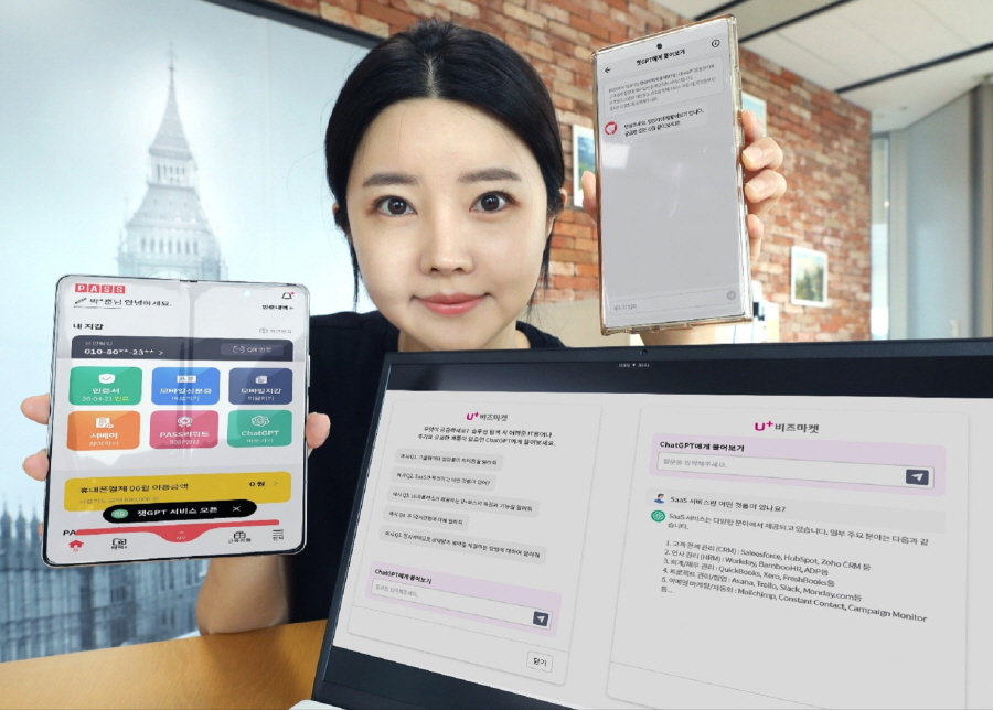LG유플러스 임직원이 챗GPT가 도입된 U+비즈마켓 공식 웹페이지와 PASS앱을 소개하고 있다. [사진=LG유플러스]