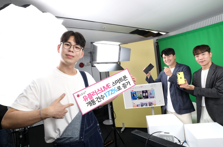 LG유플러스는 올해 1월부터 현재까지 공식 라이브커머스 ‘유플러스LIVE’를 통해 스마트폰을 개통한 건수가 지난해 같은 기간 대비 172%로 증가했다고 22일 밝혔다. 사진은 스튜디오에서 유플러스LIVE를 소개하는 LG유플러스 모델의 모습. [사진=LG유플러스]