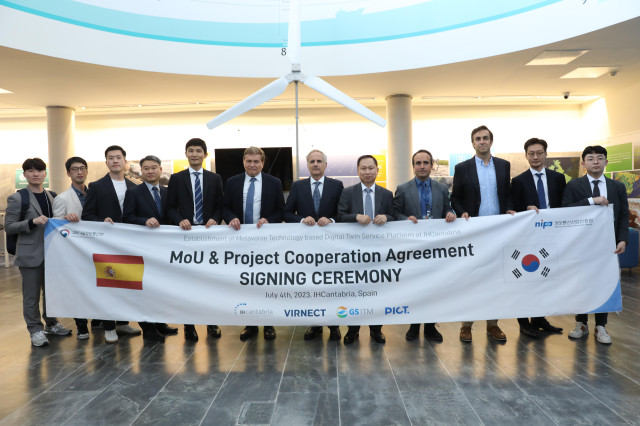 IH칸타브리아 연구소 Inigo J. Losada 연구책임이사(오른쪽 여섯번째), GS ITM 정보영 대표(오른쪽 다섯번째)를 포함한 관계자들이 업무협약 체결 후 기념사진을 촬영하고 있다. [사진=GS ITM
