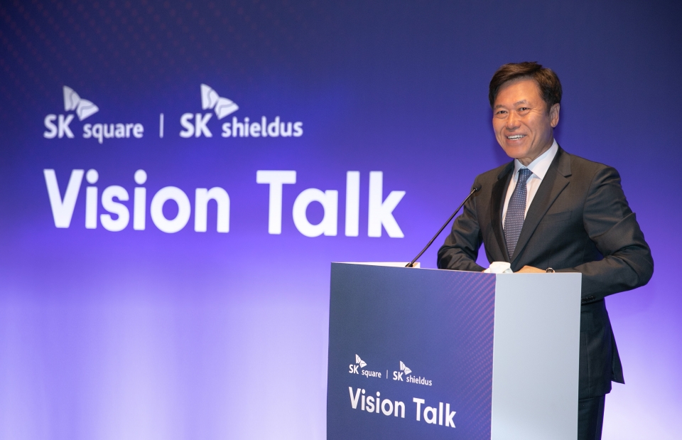 박정호 SK 스퀘어 부회장이 올해 3 월 스페인 바르셀로나 간담회에서 SK 스퀘어-EQT 파트너스의 SK 쉴더스 공동경영 계획을 발표하고 있다