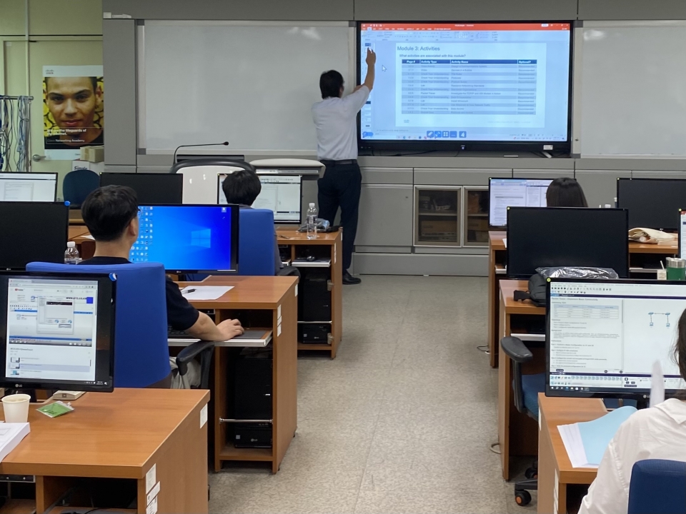 ICT폴리텍대학 단기전문교육에서 재직자들이 이론 및 실습 교육을 받고 있다. [사진=ICT폴리텍대학]