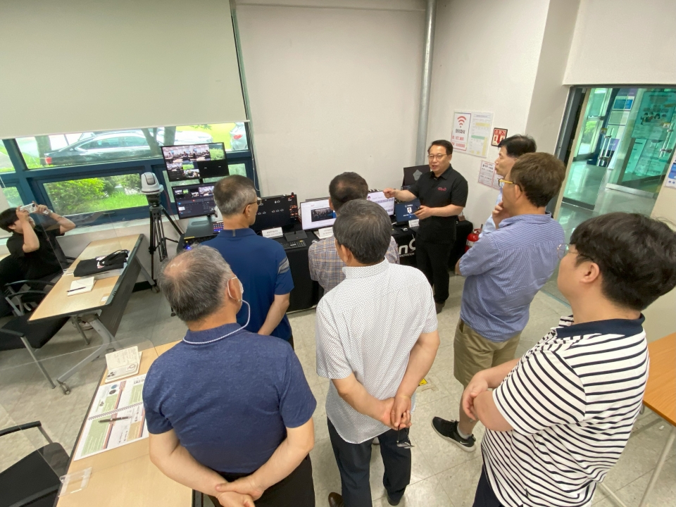 ICT폴리텍대학 단기전문교육에서 재직자들이 이론 및 실습 교육을 받고 있다. [사진=ICT폴리텍대학]
