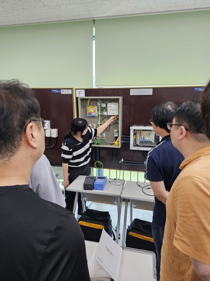 ICT폴리텍대학 단기전문교육에서 재직자들이 이론 및 실습 교육을 받고 있다. [사진=ICT폴리텍대학]