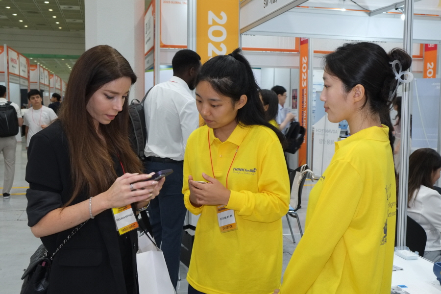 인공지능(AI) 기술 전문기업 씽크포비엘(대표 박지환)이 급변하는 글로벌 AI 시장에 선제적으로 대응하려고 외국인 인재 채용에 박차를 가하고 있다. 회사는 21일과 22일 서울 코엑스에서 열린 ‘글로벌 탤런트 페어 2023(옛 외국인 유학생 채용박람회)’에서 국내 거주 외국인 유학생 등을 대상으로 채용 관련 상담과 면접을 시행해 10여 명 안팎을 채용할 예정이다. 행사 첫날인 21일 회사 부스에서 면접이 진행되고 있는 모습. [사진=씽크포비엘]