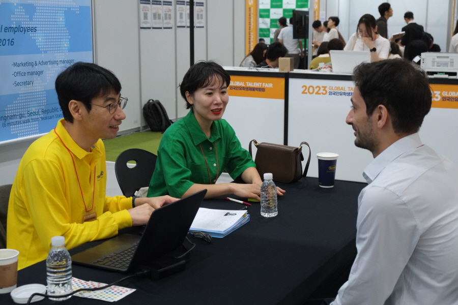 인공지능(AI) 기술 전문기업 씽크포비엘(대표 박지환)이 급변하는 글로벌 AI 시장에 선제적으로 대응하려고 외국인 인재 채용에 박차를 가하고 있다. 회사는 21일과 22일 서울 코엑스에서 열린 ‘글로벌 탤런트 페어 2023(옛 외국인 유학생 채용박람회)’에서 국내 거주 외국인 유학생 등을 대상으로 채용 관련 상담과 면접을 시행해 10여 명 안팎을 채용할 예정이다. 행사 첫날인 21일 회사 부스에서 면접이 진행되고 있는 모습. [사진=씽크포비엘]