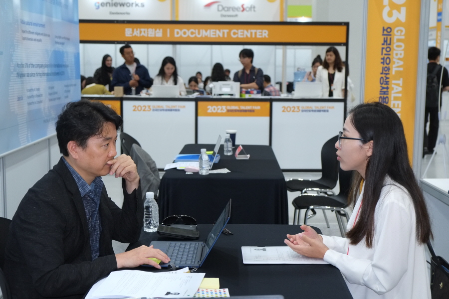 인공지능(AI) 기술 전문기업 씽크포비엘(대표 박지환)이 급변하는 글로벌 AI 시장에 선제적으로 대응하려고 외국인 인재 채용에 박차를 가하고 있다. 회사는 21일과 22일 서울 코엑스에서 열린 ‘글로벌 탤런트 페어 2023(옛 외국인 유학생 채용박람회)’에서 국내 거주 외국인 유학생 등을 대상으로 채용 관련 상담과 면접을 시행해 10여 명 안팎을 채용할 예정이다. 행사 첫날인 21일 회사 부스에서 면접이 진행되고 있는 모습. [사진=씽크포비엘]