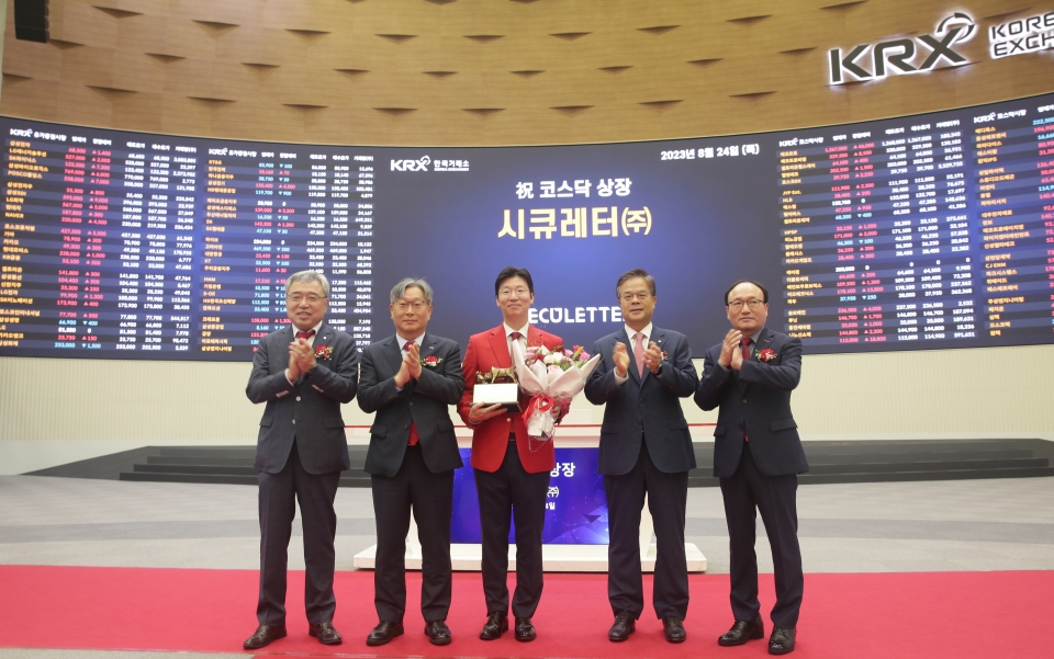 24일 한국거래소 서울사옥에서 진행된 시큐레터 상장기념식 (왼쪽부터) 채남기 한국IR협의회장, 홍순욱 거래소 코스닥시장본부장, 임차성 시큐레터 대표이사, 오익근 대신증권 대표이사, 강왕락 코스닥협회 부회장.