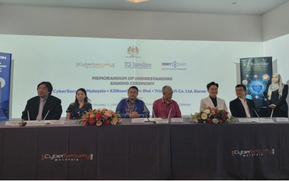 김진수 트리니티소프트 대표(오른쪽 두번째)를 비롯해 말레이시아 사이버보안청 관계자들이 MOU를 체결했다. [사진=트리니티소프트]