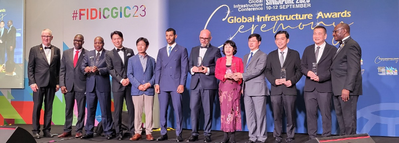 FIDIC Project Awards 수상자들. 왼쪽에서 4번째 이용주 다산컨설턴트 사장. [사진=엔협]다산컨설턴트의 FIDIC Project Awards 수상후 한국 대표단이 기념촬영을 하고 있다. [사진=엔협]전경수 제일엔지니어링종합건축사사무소 부사장이 주제 발표를 하고 있다. [사진=엔협]