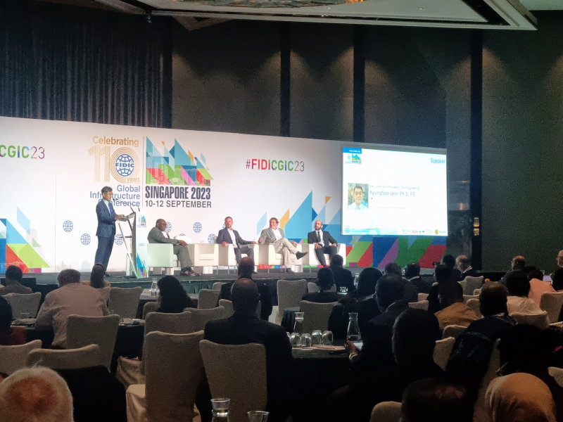 FIDIC Project Awards 수상자들. 왼쪽에서 4번째 이용주 다산컨설턴트 사장. [사진=엔협]다산컨설턴트의 FIDIC Project Awards 수상후 한국 대표단이 기념촬영을 하고 있다. [사진=엔협]전경수 제일엔지니어링종합건축사사무소 부사장이 주제 발표를 하고 있다. [사진=엔협]