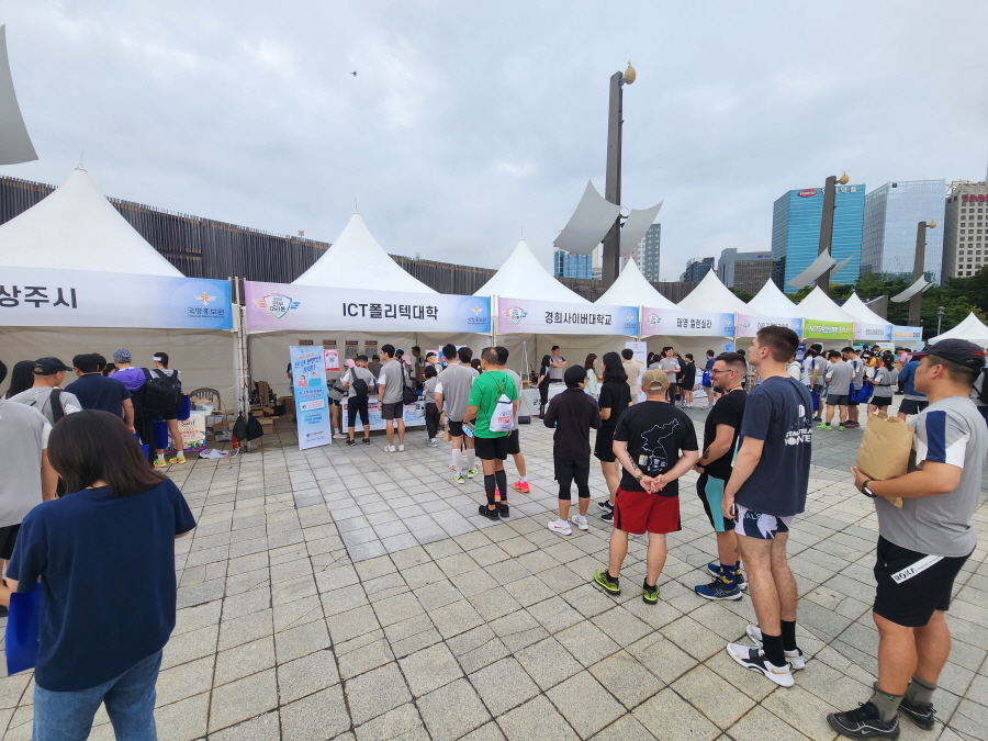 ICT폴리텍대학은 16일 열린 제19회 전우 마라톤 대회의 협찬사로 참여해 다양한 홍보활동을 펼쳤다.ICT폴리텍대학의 홍보 부스.