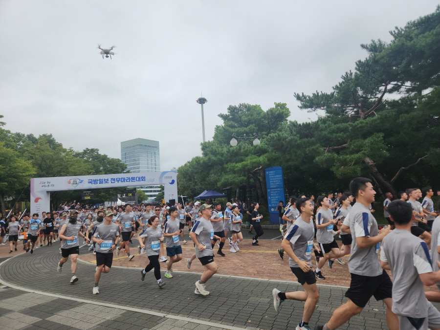 ICT폴리텍대학은 16일 열린 제19회 전우 마라톤 대회의 협찬사로 참여해 다양한 홍보활동을 펼쳤다.ICT폴리텍대학의 홍보 부스.