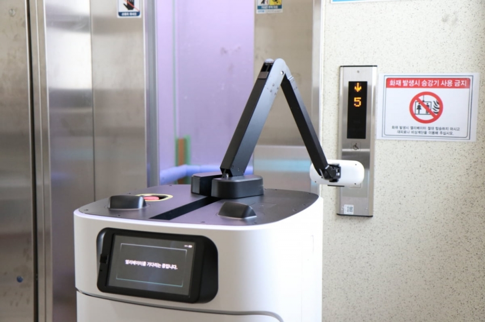 최근 로보티즈가 아파트 단지 내 로봇 배송서비스 구현을 위한 자율주행로봇 ‘개미(GAEMI)’의 시연을 성공적으로 마쳤다. [사진=로보티즈]