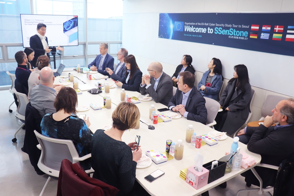 센스톤을 방문한 EU 사이버 보안 대표단은 PLC(Programmable Logic Controller) 인증 고도화를 위한 OTAC(One-Time Authentication Code) 기술 기반의 OT 보안에 많은 관심을 보였다. [사진=센스톤]