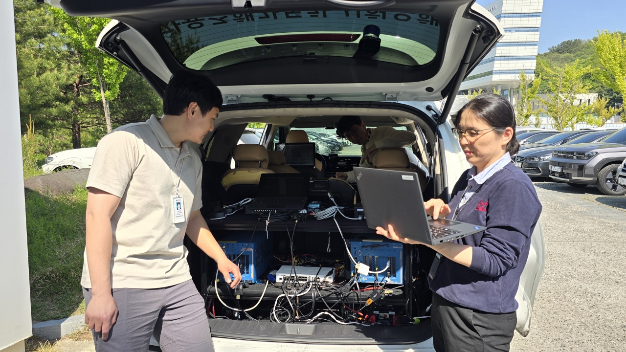 연구진이 이기종 V2X 협력주행 기술을 연구하고 있다. [사진=ETRI]
