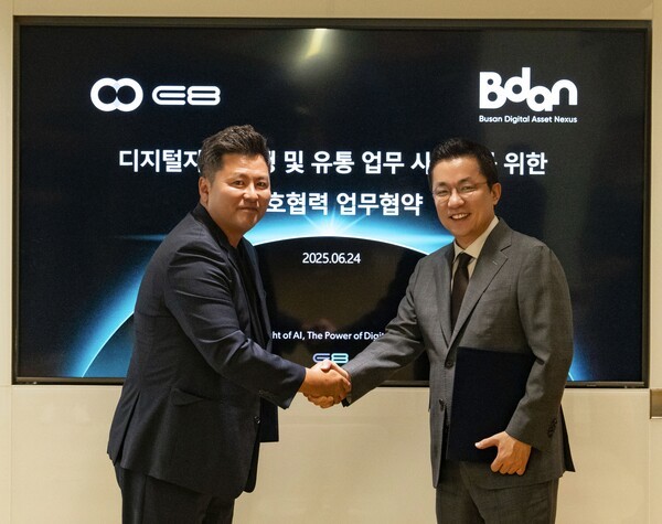 김진현 이에이트 대표(왼쪽)와 김상민 Bdan 대표가 MOU 체결 후 기념사진을 촬영하고 있다. [사진=이에이트]