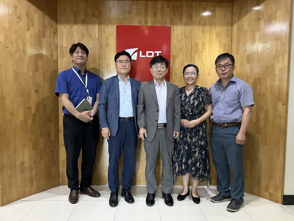 엘디티 정재천 대표(왼쪽 두번째)와 충남지방중소벤처기업청 김윤우 청장(가운데)이 7월 8일 간담회를 마치고 관계자들과 기념사진을 촬영하고 있다. [사진=엘디티]