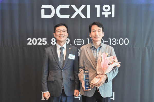 지난달 29일 열린 디지털고객경험지수 인증 수여식에서 정동섭 한국도로공사 총무처장(오른쪽)과 문동민 한국표준협회 회장이 시상 후 기념 촬영을 하고 있다. [사진=한국도로공사]