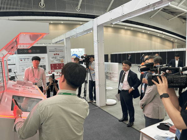 지난 7월 APEC 2025 부대행사 전시회에서 김광용 행정안전부 재난안전관리본부장이 엘디티 부스를 방문해 AIoT 기반 화재 감지 솔루션 SafeMate를 살펴봤다. [사진=엘디티]