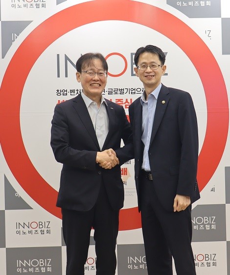 정광천 이노비즈협회 회장(왼쪽)과 백승보 조달청장이 현장 소통 간담회에 앞서 기념촬영을 하고 있다. [사진=이노비즈협회]