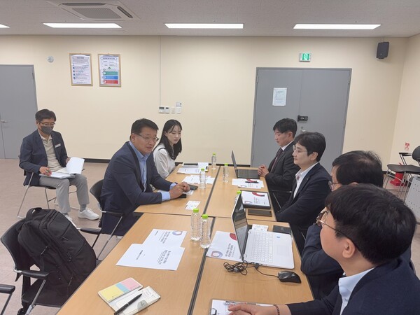 최원기 경남로봇랜드재단 원장(왼쪽)이 중소벤처기업인증원의 ISO 37001(부패방지경영시스템) 및 ISO 37301(규범준수경영시스템) 통합 인증 심사에서 경영자 면담을 통해 청렴·윤리경영에 대한 리더십 의지를 밝히고 있다.