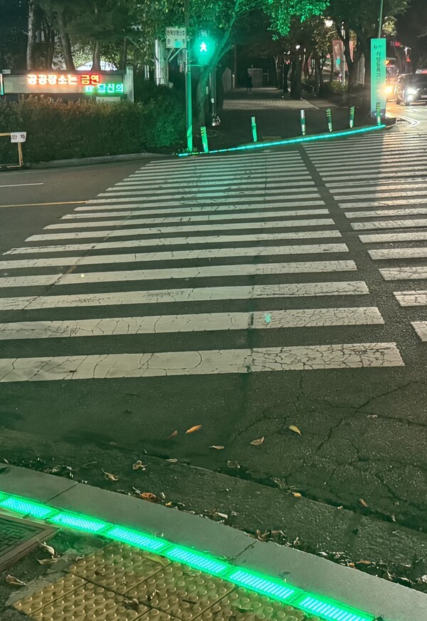 경기도내에 설치된 바닥형 보행신호등 모습. [사진=경기도]