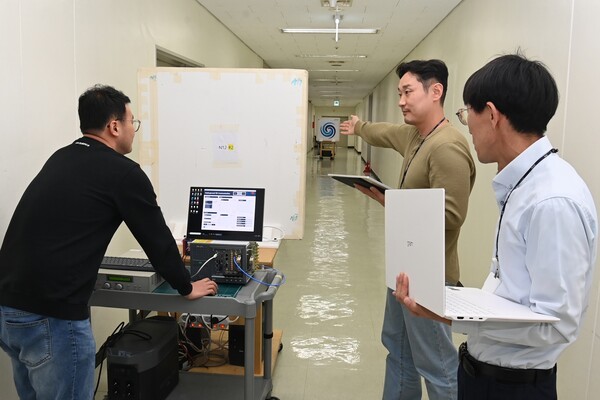 연구진이 지중 자기장 통신 실험을 진행하고 있다. [사진=ETRI]