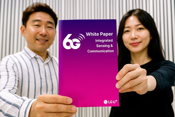 6G 백서 표지를 모델이 선보이고 있는 모습을 AI로 생성한 이미지.