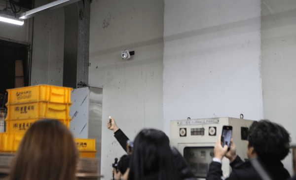 SafeMate 4‑in‑1 설치 후 관계자들이 불꽃 감지 기능 시연을 지켜보고 있다. [사진=엘디티]