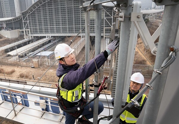 정보통신설비 유지보수·관리제도 시행 초기의 어려움을 최소화하기 위해서는 관련 규정을 명확하게 이해하는 게 필수적이다. [사진=SK텔레콤]