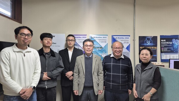 국민대 연구팀과 플랙토리 임직원이 5G 양자내성암호 연동 테스트 성공 기념촬영을 했다. [사진=플랙토리]