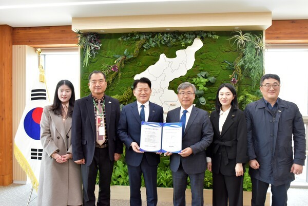 중소벤처기업인증원 엄진엽 원장(가운데 왼쪽)과 한국산림복지진흥원 남태헌 원장(가운데 오른쪽)이 24일 산림복지종합교육센터에서 인권경영시스템 인증서 수여식 후 기념 촬영을 하고 있다. [사진=중소벤처기업인증원]