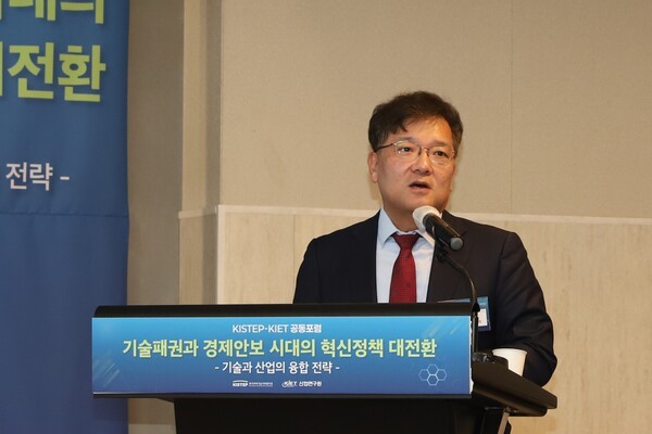 권남훈 KIET 원장이 발제를 하고 있는 모습.