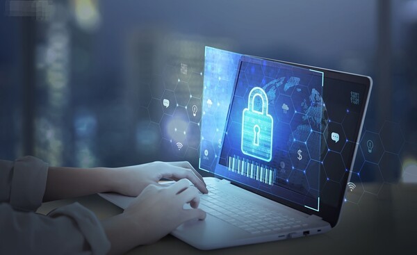 정부가 IP카메라를 이용한 해킹사고 등을 예방하기 위해 통신사와 설치업체의 책임을 강화하는 방향으로 보안대책을 강구하고 있다.                                                                                                      [사진=클립아트코리아]