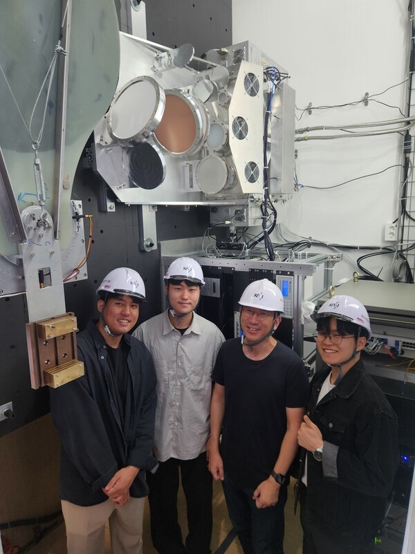 천문연 운영 KVN평창망원경에서 왼쪽부터 KAIST 최준용, 정우송 연구원, 김정원 교수, 백지훈 연구원