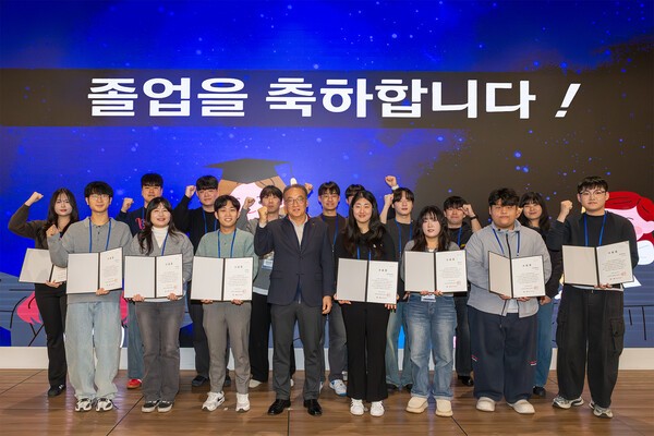 KT디지털인재장학생들과 KT ESG경영추진실장 오태성 상무(첫째 줄 왼쪽 네 번째)가 성과공유회 후 기념 촬영을 하고 있다.