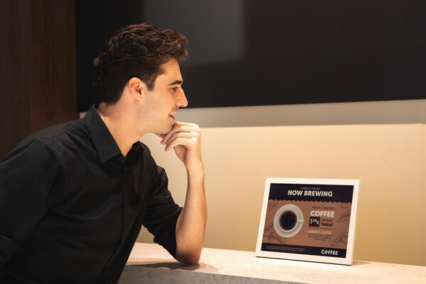 삼성전자 모델이 A4 크기의 13형 삼성 컬러 이페이퍼를 소개하고 있다. [사진=삼성전자]