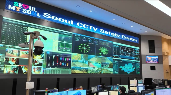 서울시가 올해 지능형 CCTV 인프라 확충과 함께 생성형 AI 관제 시범사업을 추진한다. 사진은 서울시 CCTV 안전센터 모습. [사진=서울시]
